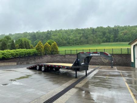 New Diamond C 30' FMAX212 Gooseneck w/Hydraulic Dovetail