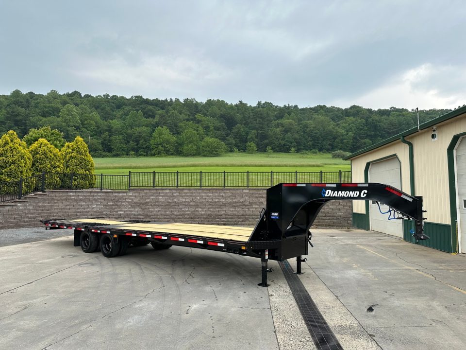 New Diamond C 32' FMAX210 Gooseneck w/Hydraulic Dovetail