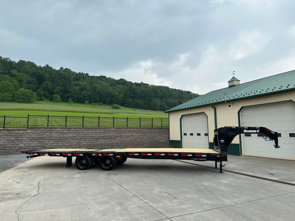 New Diamond C 32' FMAX210 Gooseneck w/Hydraulic Dovetail