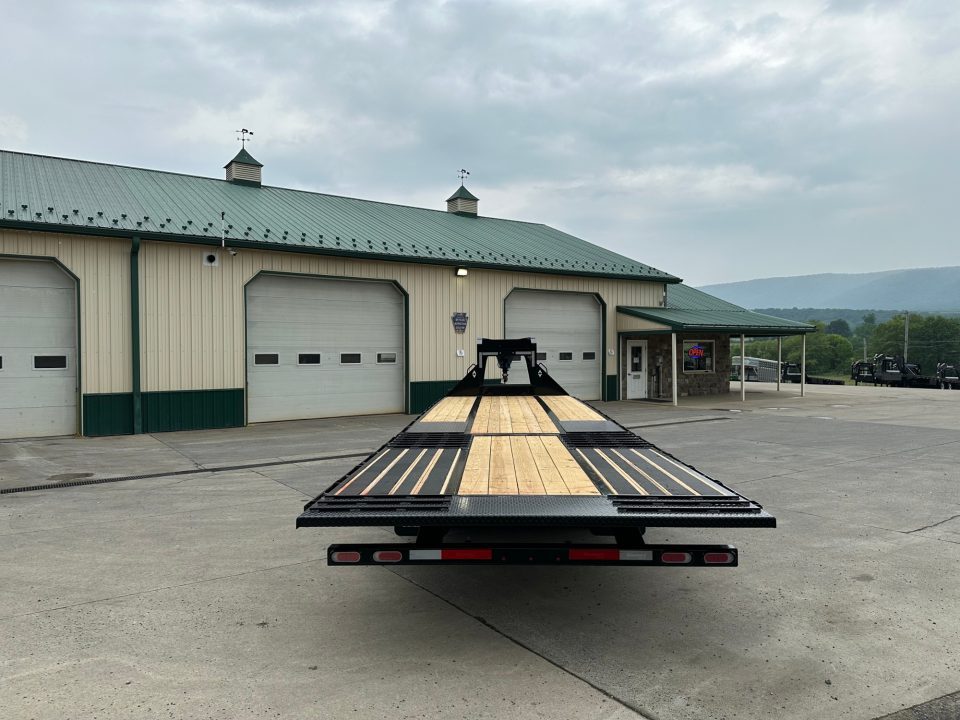 New Diamond C 32' FMAX210 Gooseneck w/Hydraulic Dovetail
