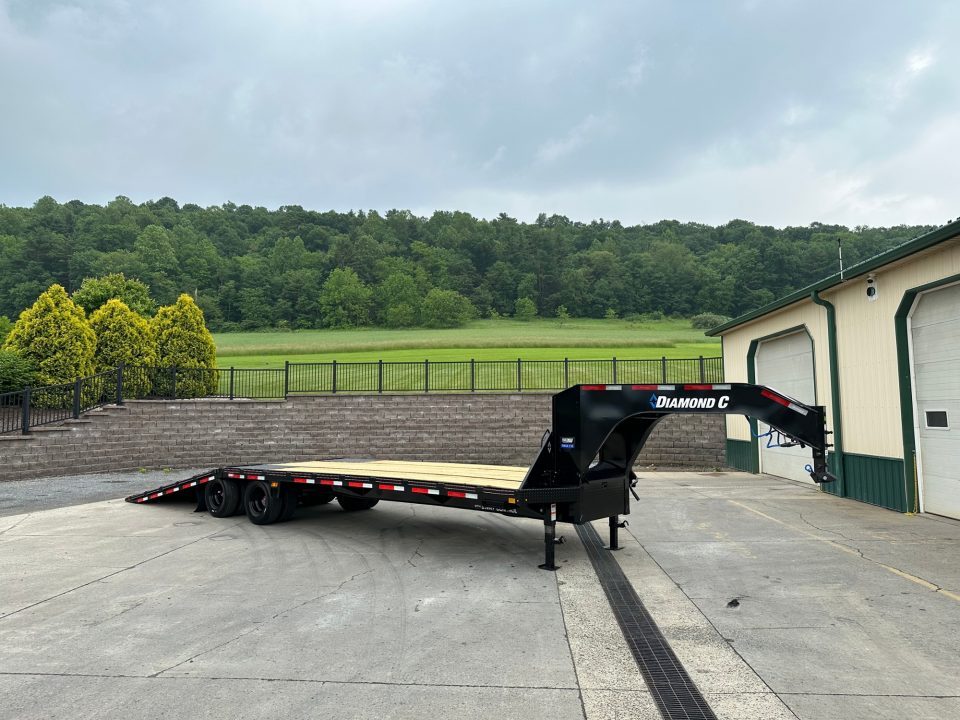 New Diamond C 32' FMAX210 Gooseneck w/Hydraulic Dovetail
