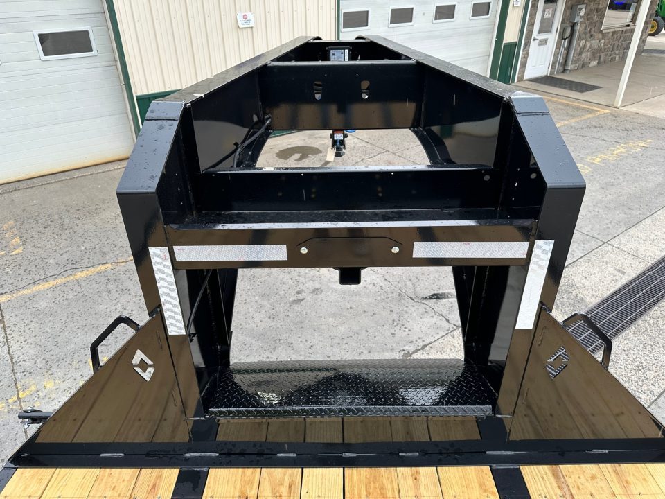 New Diamond C 32' FMAX210 Gooseneck w/Hydraulic Dovetail