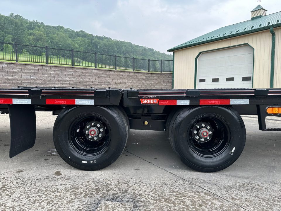 New Diamond C 32' FMAX210 Gooseneck w/Hydraulic Dovetail
