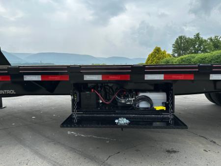 New Diamond C 32' FMAX210 Gooseneck w/Hydraulic Dovetail