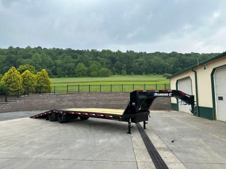 New Diamond C 32' FMAX210 Gooseneck w/Hydraulic Dovetail