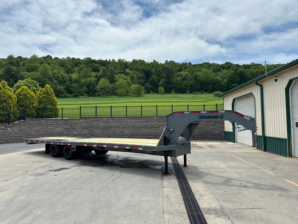 New Diamond C 32' FMAX210 Gooseneck w/Hydraulic Dovetail