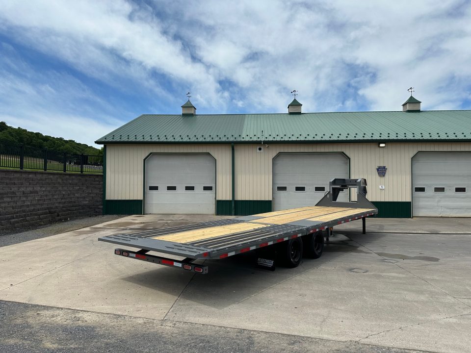 New Diamond C 32' FMAX210 Gooseneck w/Hydraulic Dovetail