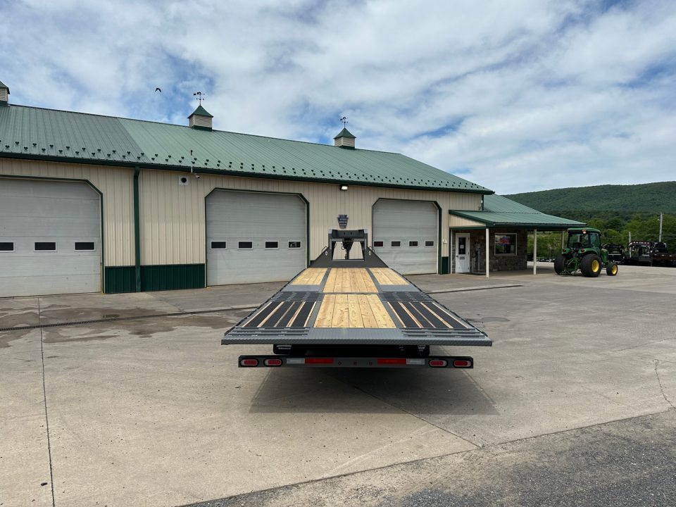 New Diamond C 32' FMAX210 Gooseneck w/Hydraulic Dovetail