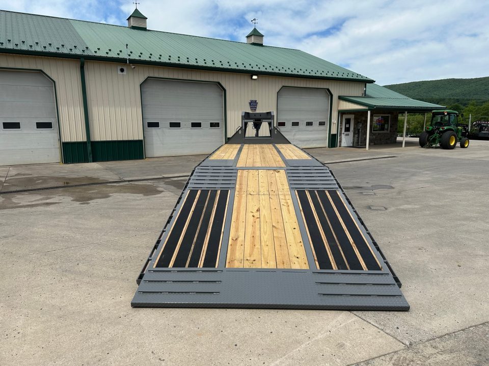 New Diamond C 32' FMAX210 Gooseneck w/Hydraulic Dovetail