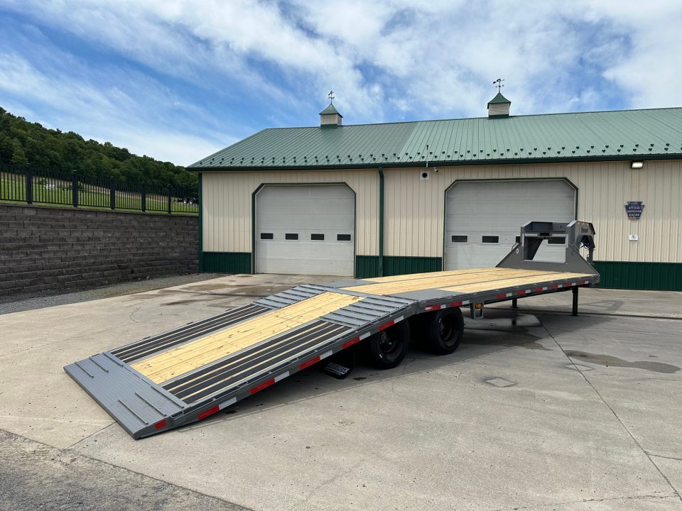 New Diamond C 32' FMAX210 Gooseneck w/Hydraulic Dovetail