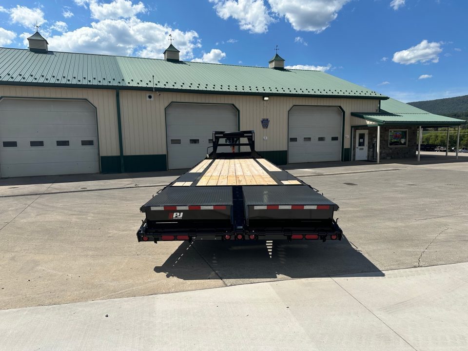 New PJ 30' Low-Pro Quest Series Gooseneck w/Monster Ramps