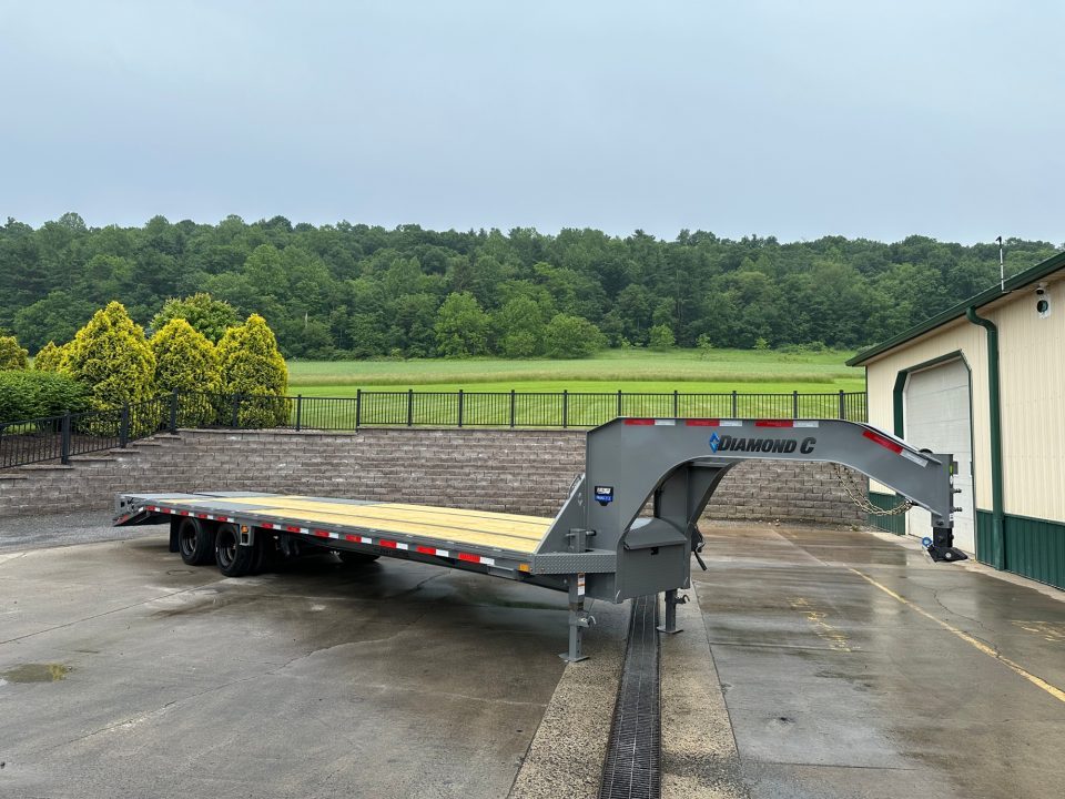 New Diamond C 32' FMAX212 Gooseneck w/Max Ramps