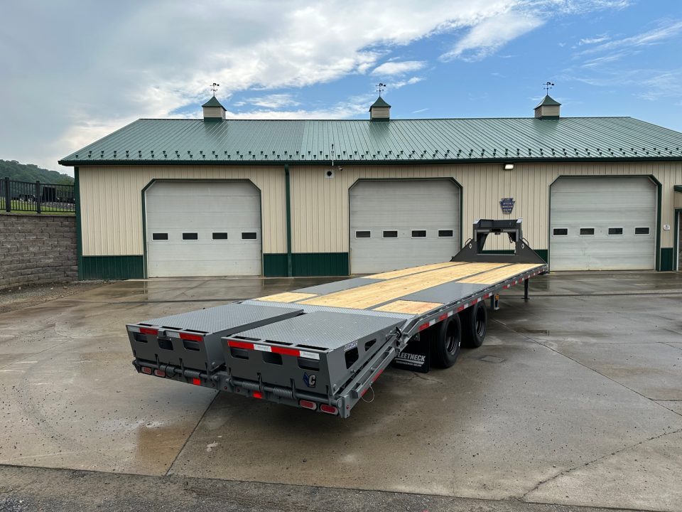 New Diamond C 32' FMAX212 Gooseneck w/Max Ramps