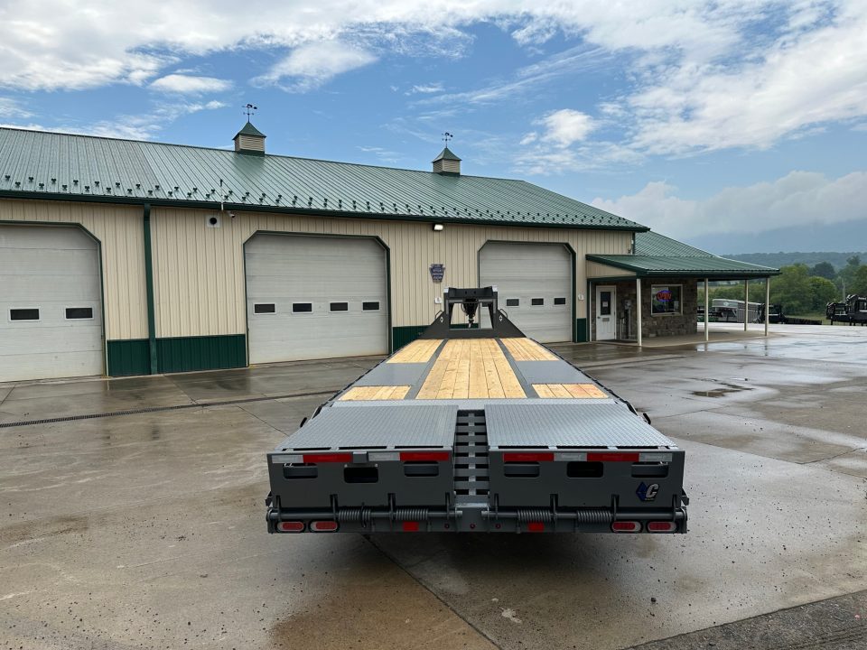 New Diamond C 32' FMAX212 Gooseneck w/Max Ramps