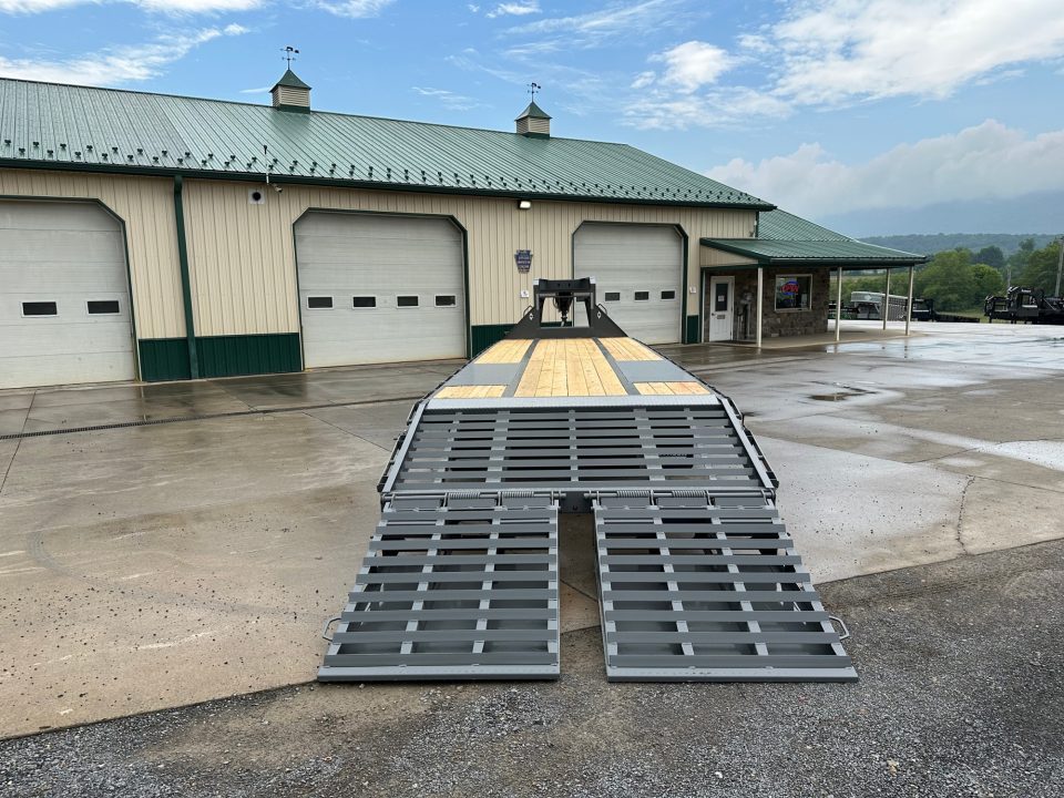 New Diamond C 32' FMAX212 Gooseneck w/Max Ramps