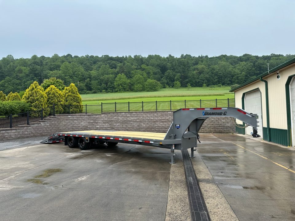 New Diamond C 32' FMAX212 Gooseneck w/Max Ramps