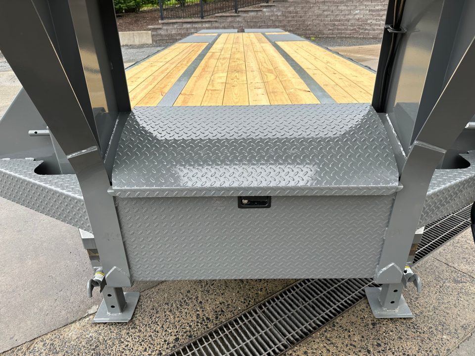 New Diamond C 32' FMAX212 Gooseneck w/Max Ramps