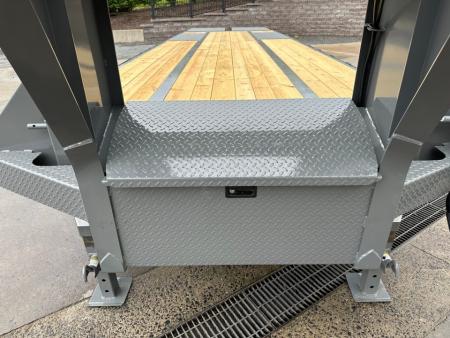 New Diamond C 32' FMAX212 Gooseneck w/Max Ramps