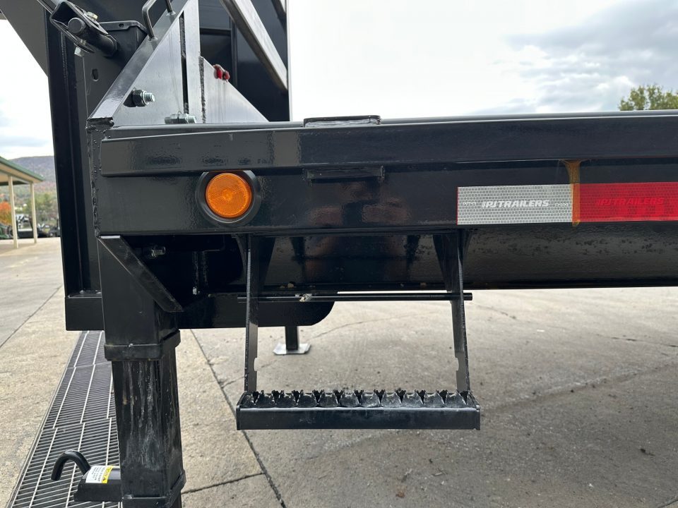 New PJ 25' Low-Pro Quest Series Gooseneck w/Monster Ramps