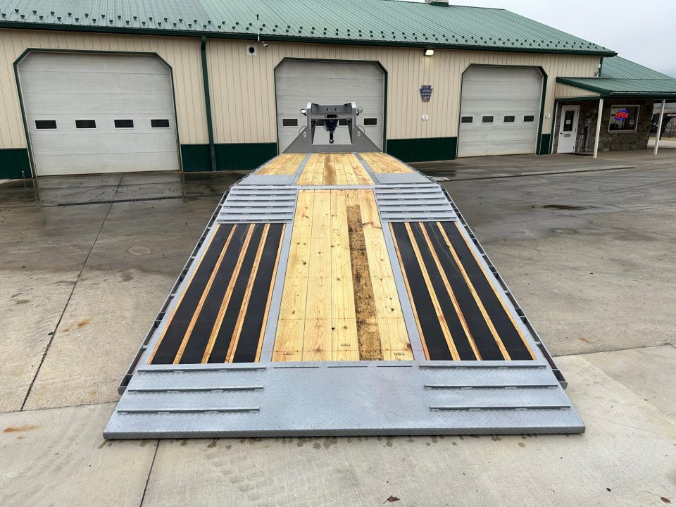 New Diamond C 32' FMAX210 Gooseneck w/Hydraulic Dovetail - Pacesetter Edition