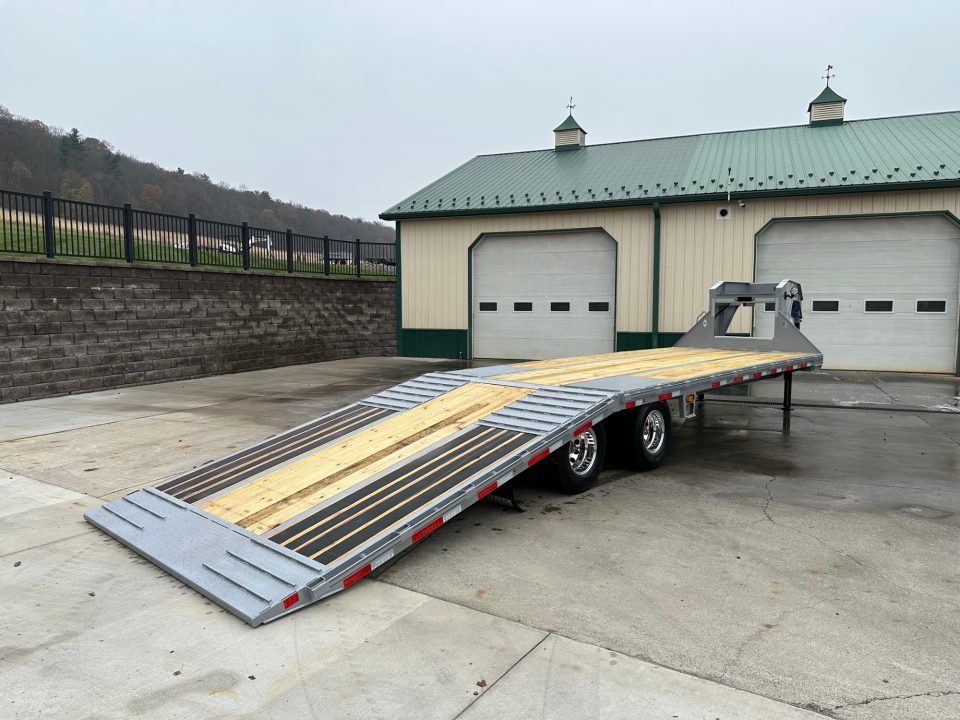 New Diamond C 32' FMAX210 Gooseneck w/Hydraulic Dovetail - Pacesetter Edition