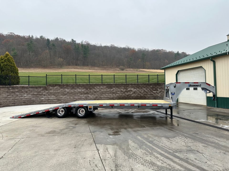 New Diamond C 32' FMAX210 Gooseneck w/Hydraulic Dovetail - Pacesetter Edition