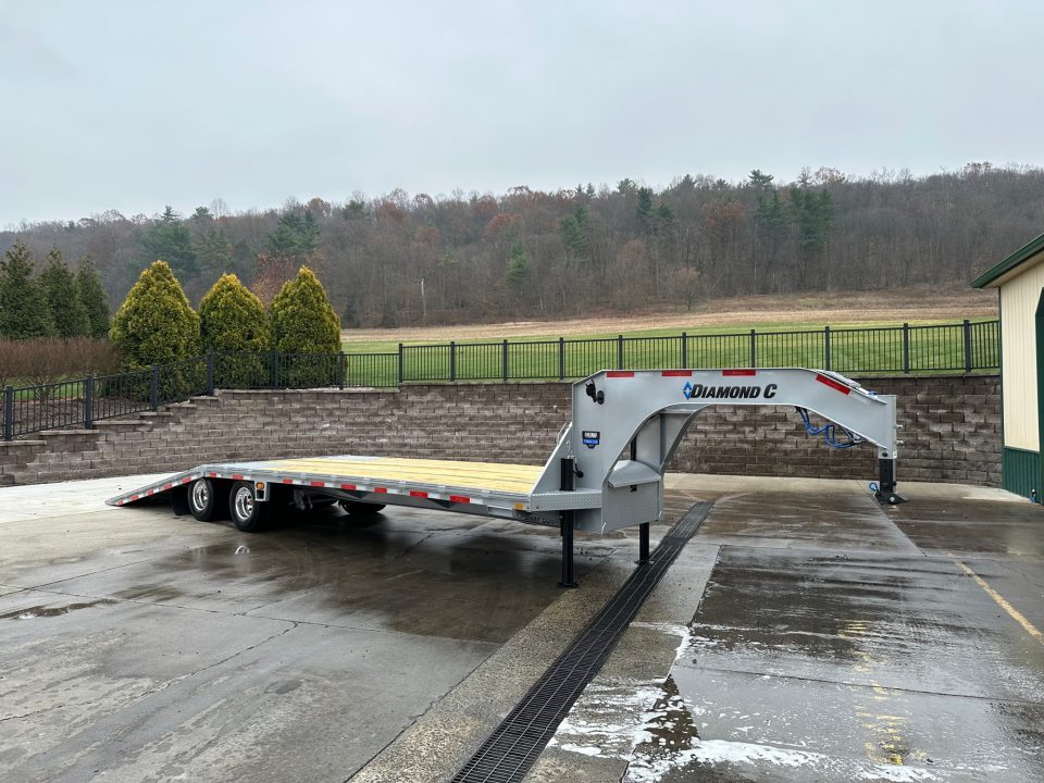 New Diamond C 32' FMAX210 Gooseneck w/Hydraulic Dovetail - Pacesetter Edition