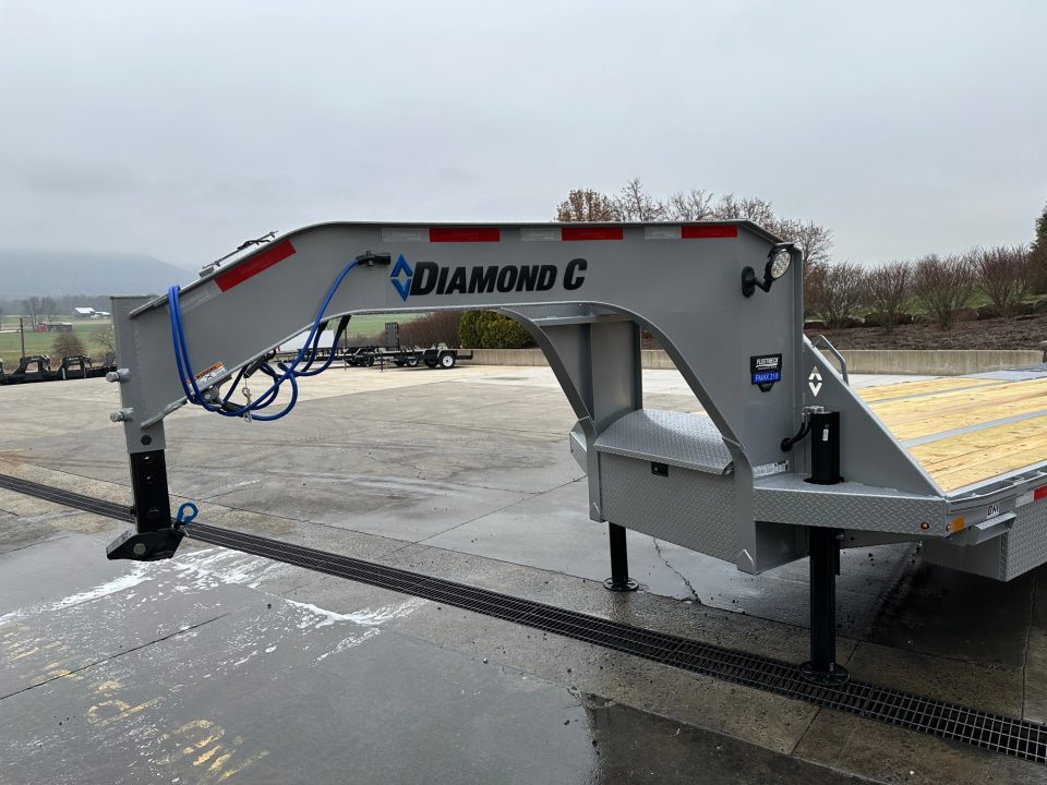 New Diamond C 32' FMAX210 Gooseneck w/Hydraulic Dovetail - Pacesetter Edition