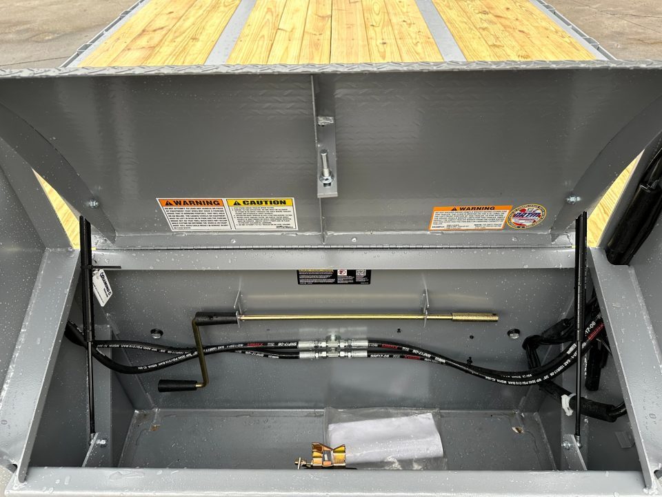 New Diamond C 32' FMAX210 Gooseneck w/Hydraulic Dovetail - Pacesetter Edition