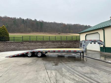 New Diamond C 32' FMAX210 Gooseneck w/Hydraulic Dovetail - Pacesetter Edition