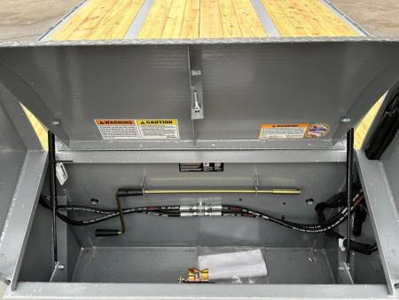 New Diamond C 32' FMAX210 Gooseneck w/Hydraulic Dovetail - Pacesetter Edition