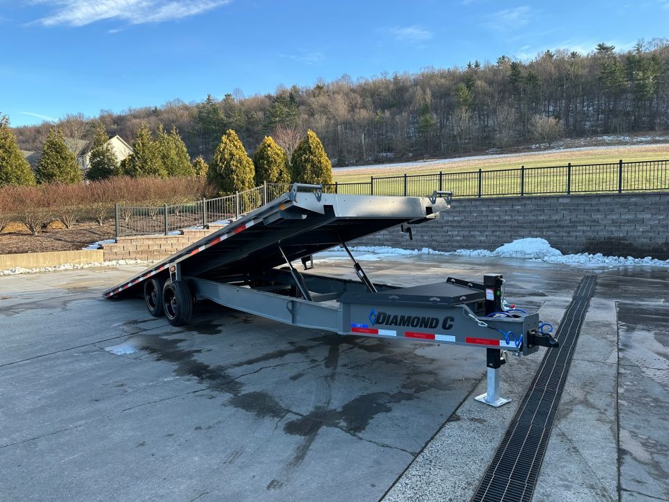 New Diamond C 24' Deckover Tilt (DET208)