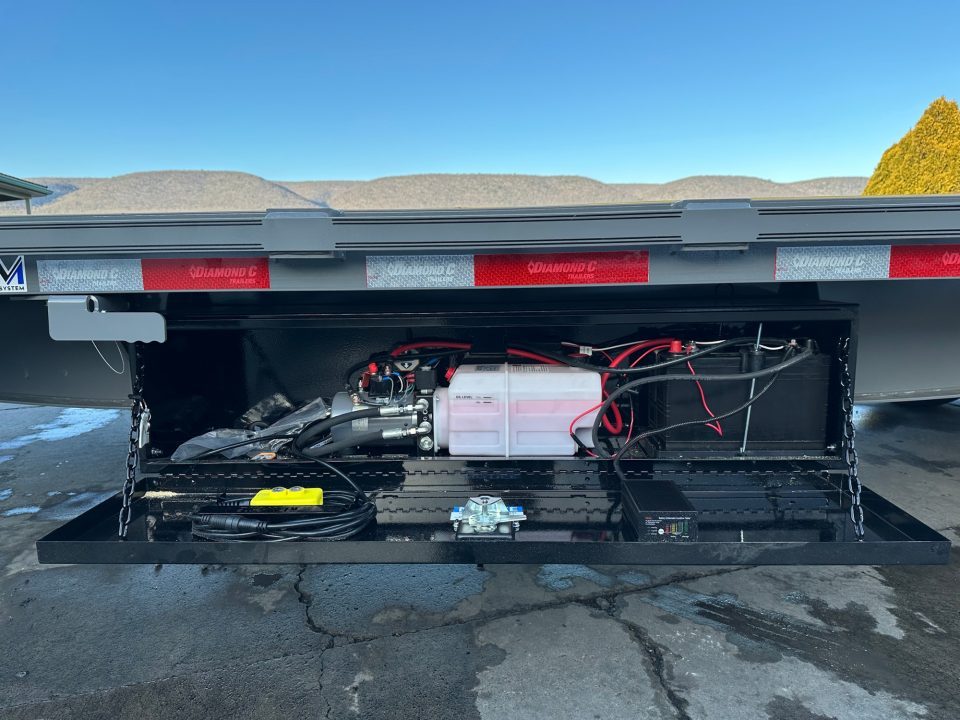 New Diamond C 24' Deckover Tilt (DET208)
