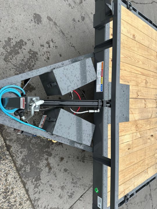 New PJ Trailers 20' Hydraulic Quick Tilt (TH)
