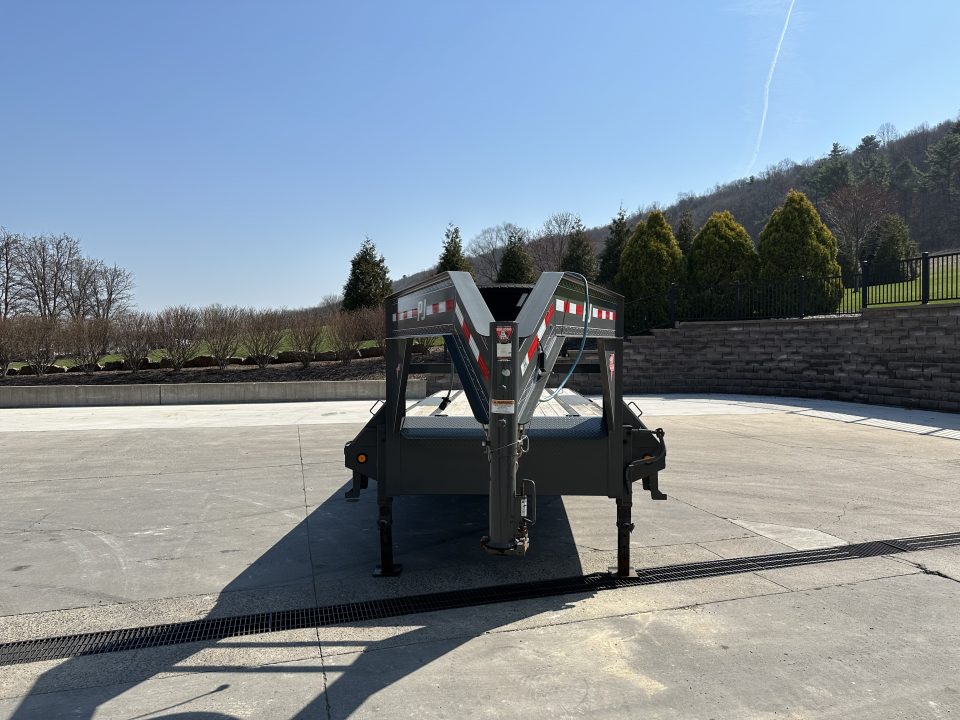 Used 2022 PJ Trailers LS 25' Gooseneck with Slide in Ramps