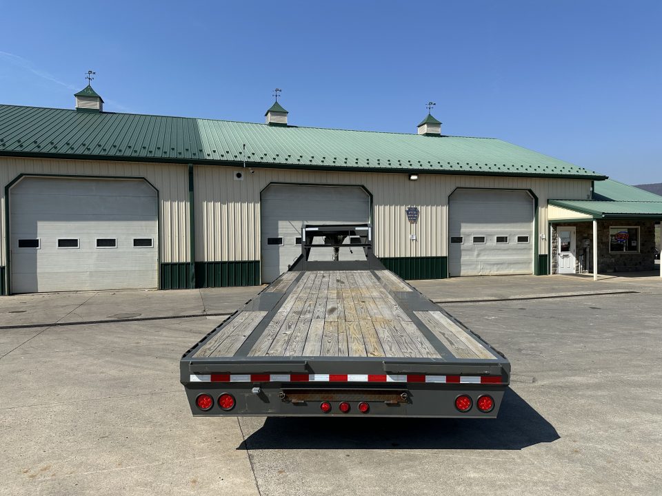 Used 2022 PJ Trailers LS 25' Gooseneck with Slide in Ramps
