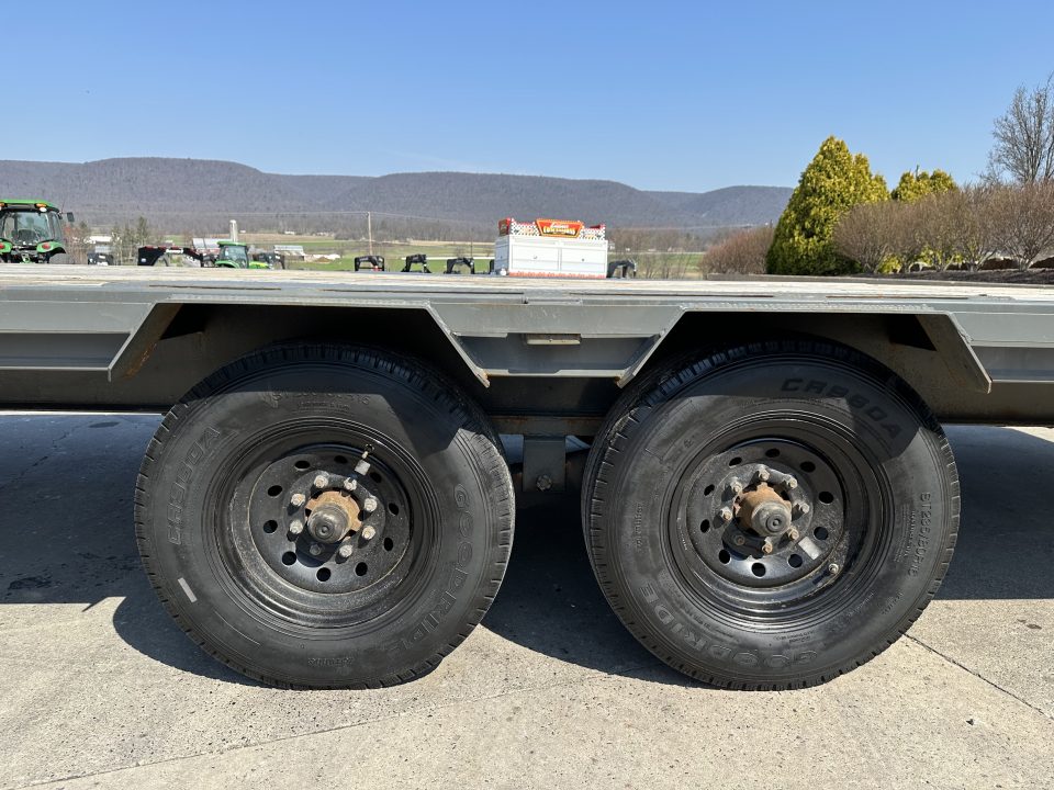 Used 2022 PJ Trailers LS 25' Gooseneck with Slide in Ramps