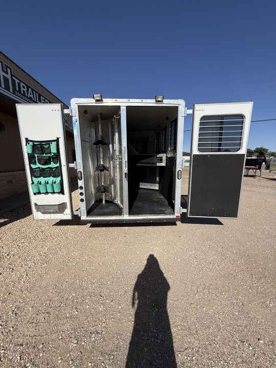 Used 2015 Lakota C39 Horse Trailer