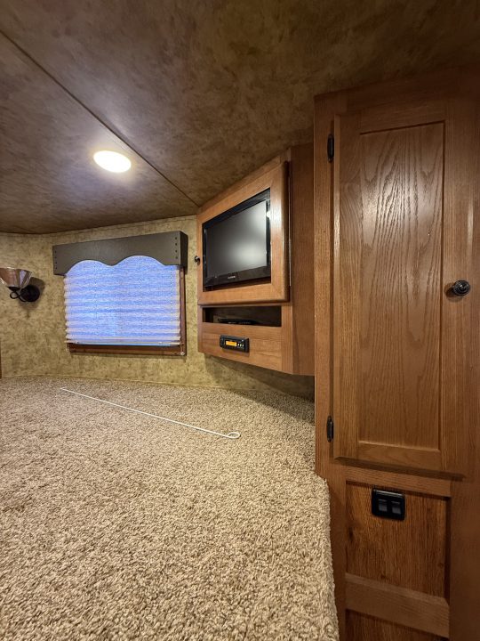 Used 2015 Lakota C39 Horse Trailer