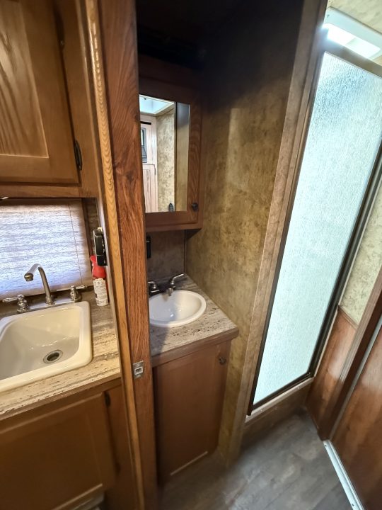 Used 2015 Lakota C39 Horse Trailer