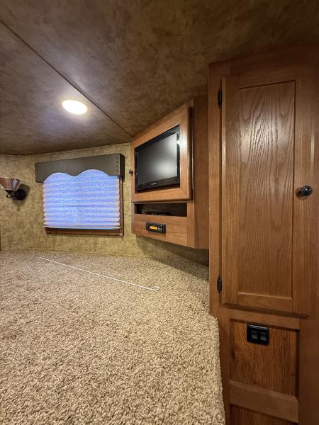 Used 2015 Lakota C39 Horse Trailer