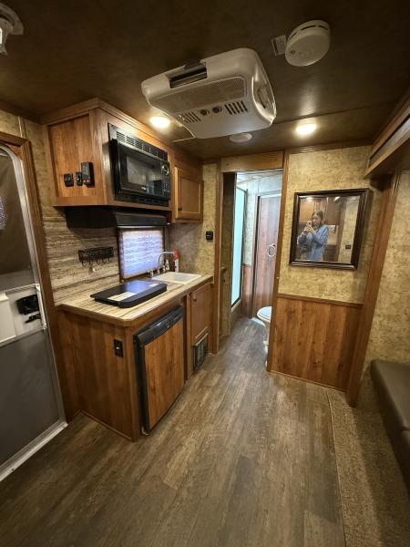 Used 2015 Lakota C39 Horse Trailer