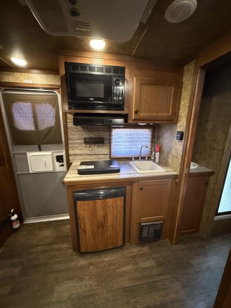 Used 2015 Lakota C39 Horse Trailer
