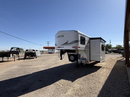 Used 2015 Lakota C39 Horse Trailer