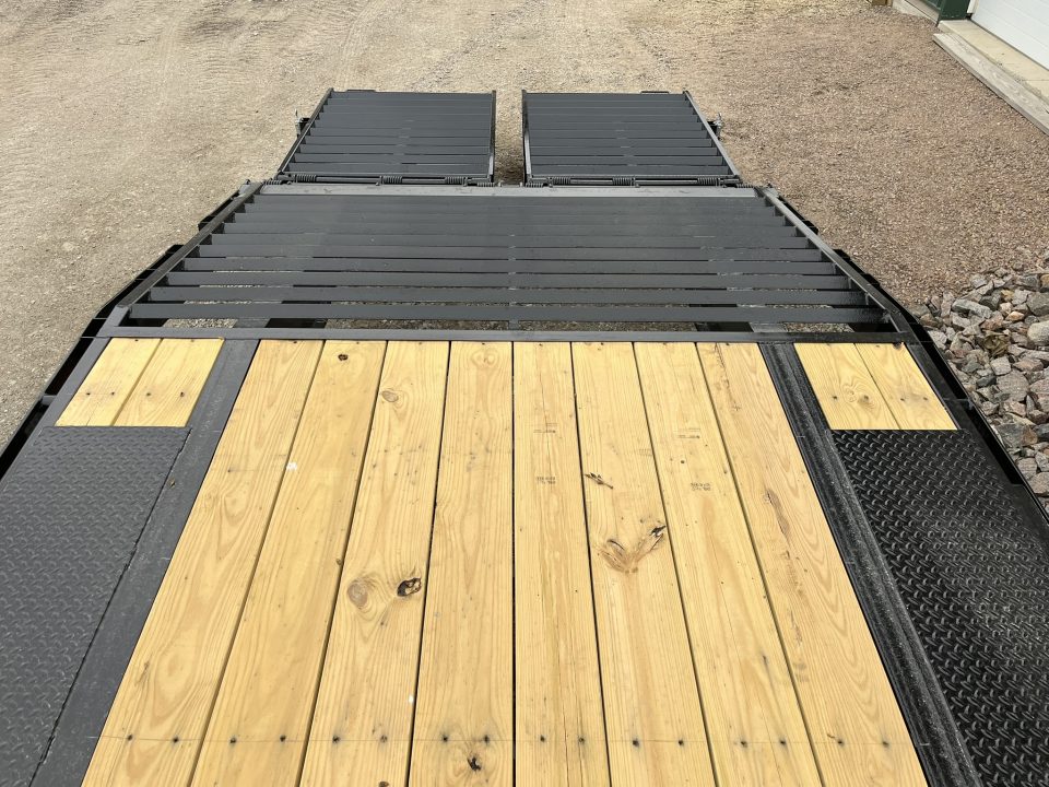 New 2026 25' 16k PJ Gooseneck Flatbed Trailer
