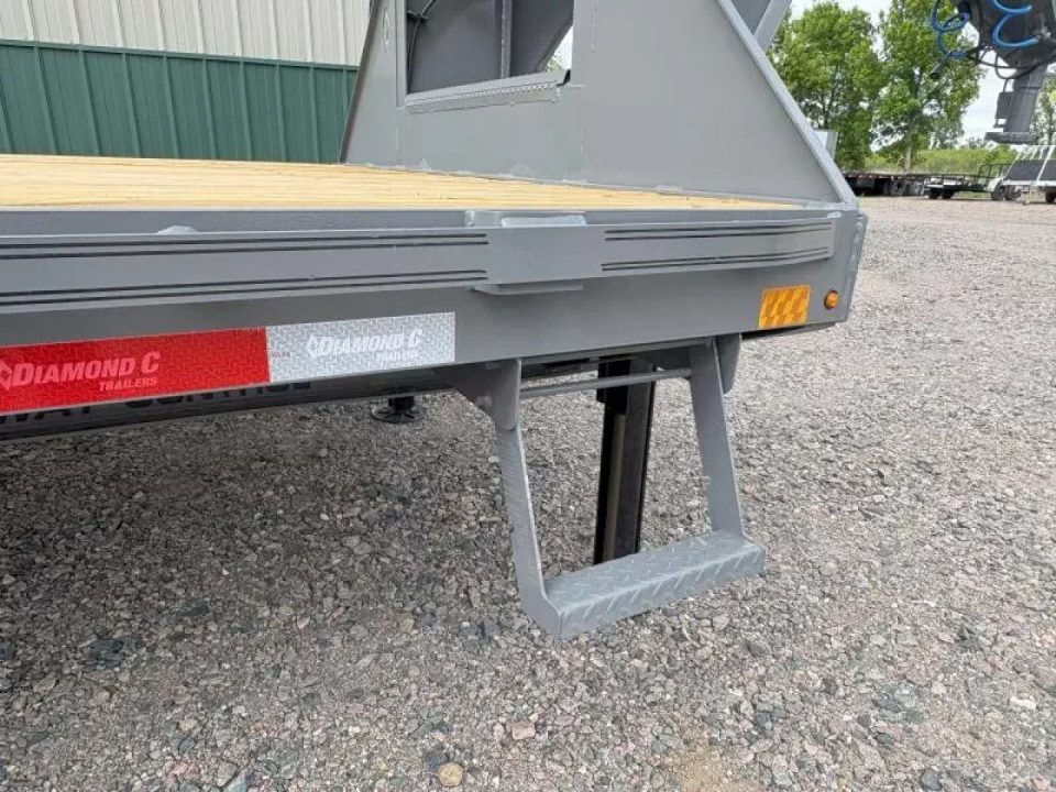 New 2026 32' Diamond C FMAX210 Hyd Dove Gooseneck Trailer