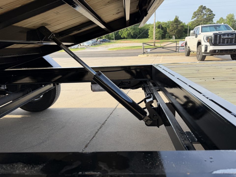 New #037824 2026 DIAMOND T HDSKP1608TDGN 24 X 83 TANDEM AXLE 16K GOOSENECK EQUIPMENT TILT DECK TRAILER