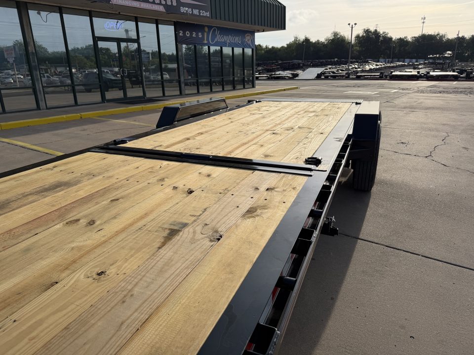 New #037824 2026 DIAMOND T HDSKP1608TDGN 24 X 83 TANDEM AXLE 16K GOOSENECK EQUIPMENT TILT DECK TRAILER