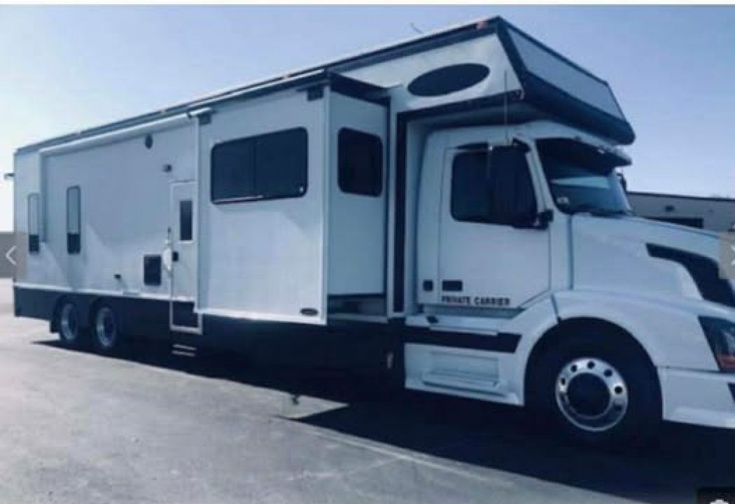 Used 2004 Renegade 42’ Motorhome