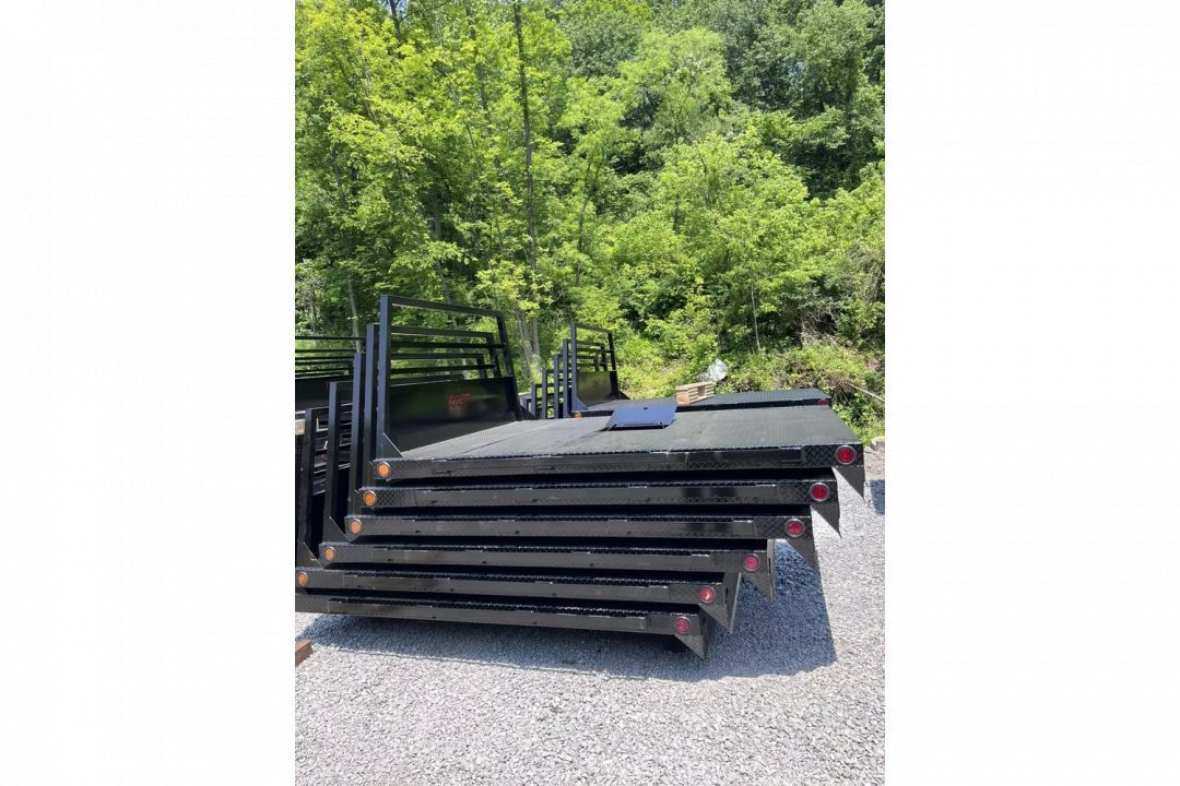 New Cadet Truck Bodies Bronco SRW Longbed Flatbed WITH GOOSENECK TRAP DOOR
